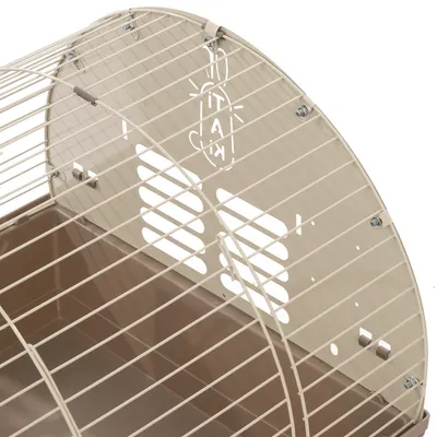 Vue rapprochée d’une cage pour petits animaux en métal et plastique beige, avec aération latérale et dessin de lapin stylisé sur la paroi arrière.