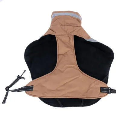 Manteau pour chien beige et noir avec bandes réfléchissantes grises, fermeture à boucle et cordon de serrage visibles sur les côtés.