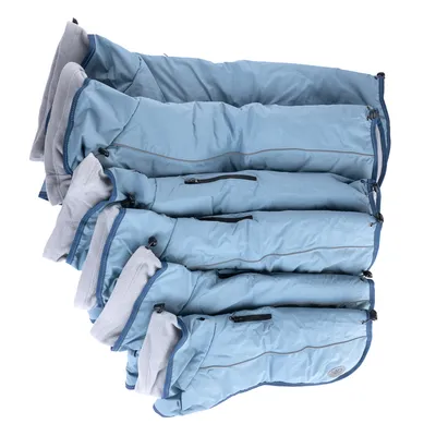 Manteaux pour chien bleu clair en tissu, présentés en plusieurs tailles différentes, fermeture éclair visible et doublure grise.