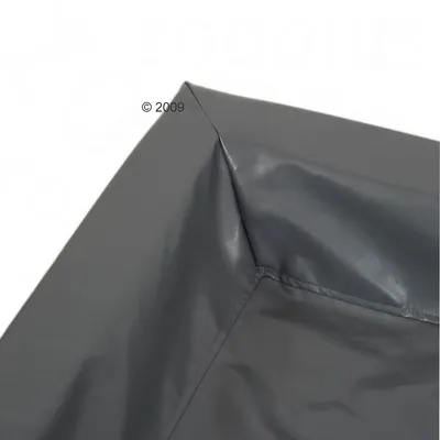 Primo piano di una superficie grigia idrorepellente con cuciture. È visibile un angolo del materiale.