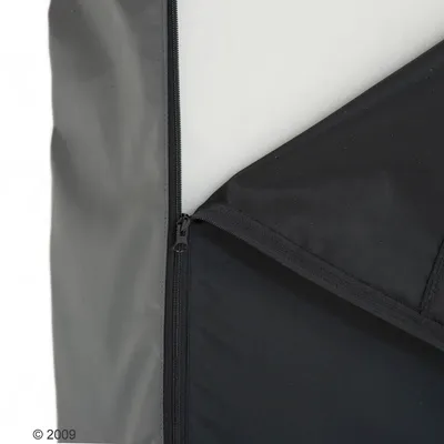 Primo piano di una cerniera nera su una copertura idrorepellente. Vista dettagliata del materiale e della lavorazione.