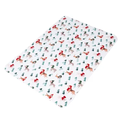 Tapete branco com padrão colorido de cães com roupa de inverno e pequenas árvores de Natal.