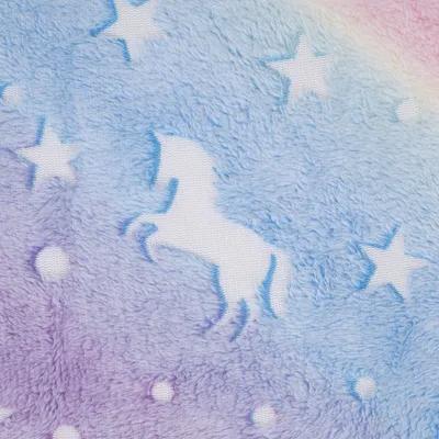 Detailansicht eines pastellfarbenen Plüschmaterials mit Einhorn- und Sternmotiven.