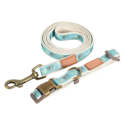 Laisse et collier en tissu bleu à motif, fermoir métal marqué Zolux, étiquette cuir avec texte MAO visibles sur les deux éléments.
