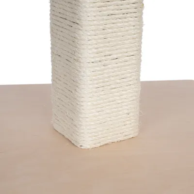 Columna rascadora envuelta en sisal blanco, base rectangular de madera clara visible.