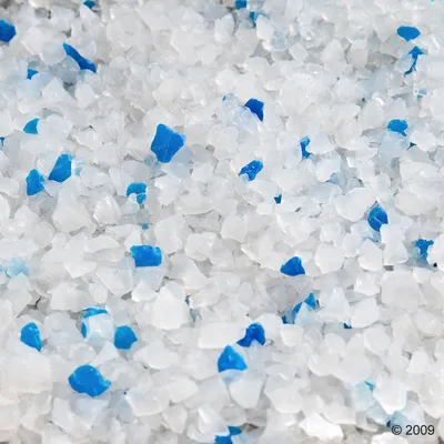 Nahaufnahme von weissen und blauen Silikatstreu-Kristallen, geeignet für die Verwendung in Katzentoiletten.