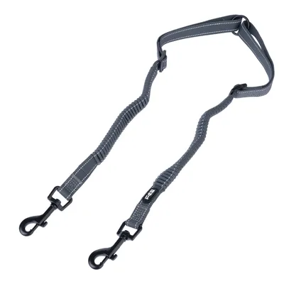 Pettorina elastica grigia per cani con due moschettoni neri e cintura regolabile. Cuciture visibili e logo FCS sulla fascia.