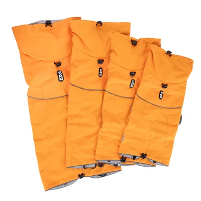 Quatre manteaux pour chien orange de tailles différentes, marque TIAKI visible sur chaque manteau, cordons de serrage et bandes réfléchissantes apparents.