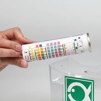 Instrukcja analizy wody z tabelą kolorów i wynikami pomiarów do akwariów. Pokazuje kroki użycia zestawu testowego.