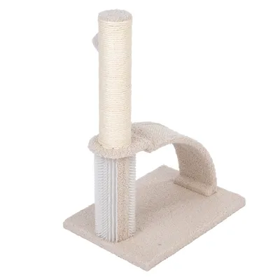 Arbre à chat beige avec poteau en sisal, brosse verticale blanche et rampe recouverte de tissu sur une base carrée.