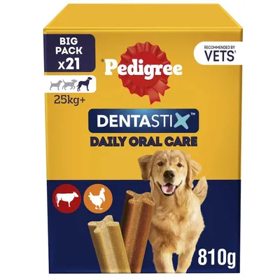 Pedigree Dentastix Daily Oral Care, big pack of 21 sticks for animals over 25kg, recommended by vets, beef and poultry flavours, 810g.