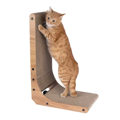 Έπιπλο ξυσίματος από ξύλο και σίζαλ, χρησιμοποιείται από πορτοκαλί γάτα. Κατάλληλο για φροντίδα νυχιών και παιχνίδι.