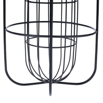 Schwarzes Metallgestell mit Gitterdesign, geeignet für verschiedene Anwendungen wie Dekoration oder Aufbewahrung.