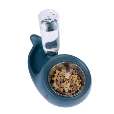 Futternapf mit integriertem Wasserspender und Edelstahl-Schale, gefüllt mit bunten Knochen-förmigen Leckerlis.
