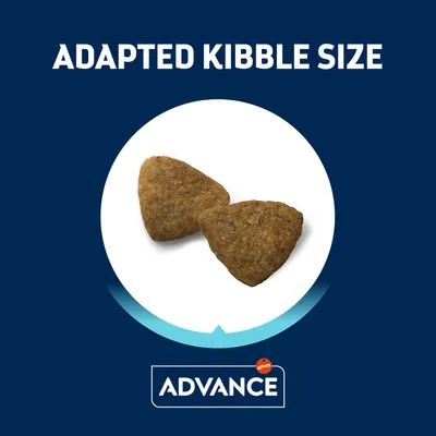 Två trekantiga foderbitar med texten 'ADAPTED KIBBLE SIZE' och varumärket Advance synligt. Text på engelska.