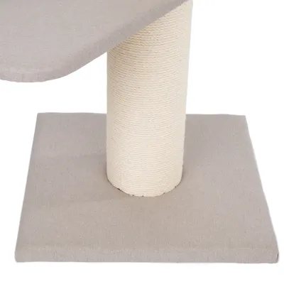 Krabpaal met beige stoffen bekleding en sisal omwikkelde krabzuil op vierkante basis.