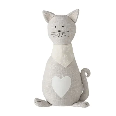 Dekorative Stoffkatze in Beige mit Herzmotiv und floralem Halstuch. Geeignet als Wohnaccessoire oder Geschenk.