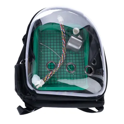 Sac à dos de transport pour petits animaux avec coque transparente, grille métallique, trois aérations rondes, corde colorée, abreuvoir et gamelle en métal visibles à l’intérieur.
