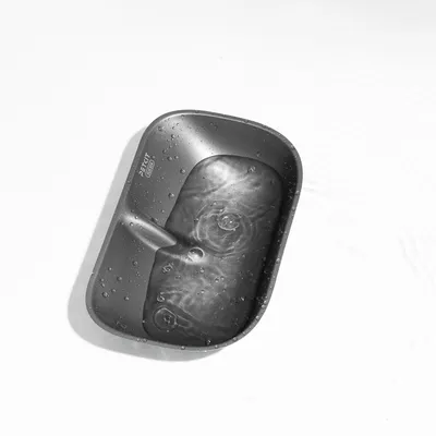 Schwarze PETKIT-Wasserschale mit Wassertröpfchen, rechteckige Form und Trennwand für zwei Bereiche.