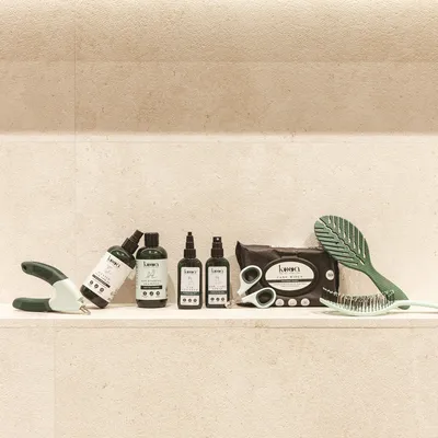 kooa Pflegeprodukte für Haustiere: Fellpflege-Spray, Reinigungstücher, Shampoo, Bürste, Schere und Krallenschneider. Premium-Pflegemarke für Haustiere.