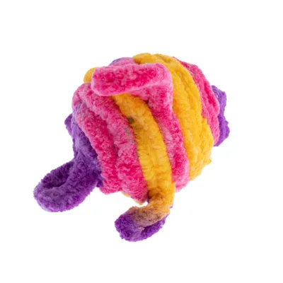 Minge de jucărie din material textil moale, în culorile roz, galben și mov, cu fâșii de material răsucite.