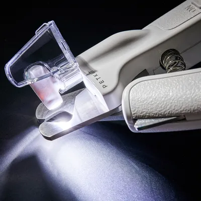 Petkit Nagelknipser mit LED-Licht, Edelstahlklingen und Schutzabdeckung für präzises Schneiden.