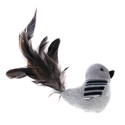 Spielzeug in Form eines Vogels aus grauem Stoff mit gestreiftem Flügel und langen braunen Federn am Schwanz.