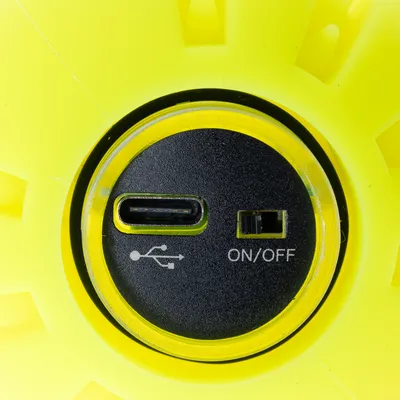 Nærbillede af en gul enhed med USB-port og tænd/sluk-knap, mærket med 'ON/OFF' og USB-symbol.
