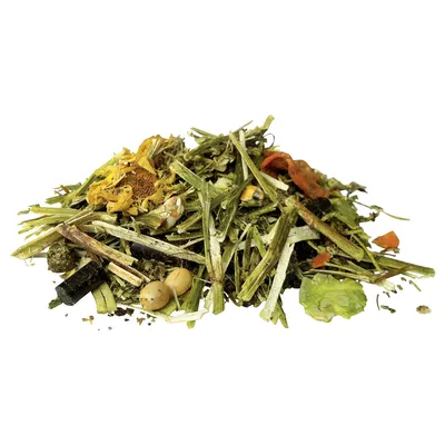 Mischung aus getrockneten Gräsern, Kräutern, Gemüse und Blüten. Sichtbare Zutaten: Karottenstücke, Erbsen, Löwenzahnblüten, Heu und Stängel.