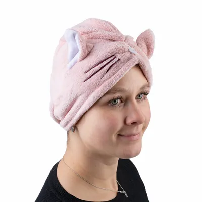 Roze handdoek met kattenoren-design, gedragen op het hoofd. Gemaakt van zachte stof.