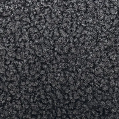 Gros plan sur une surface en tissu bouclé gris foncé, matière visible sans autres éléments distinctifs.