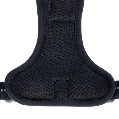 Schwarzes, atmungsaktives Material mit gepolsterter Oberfläche und verstellbarem Gurt. Detailansicht eines ergonomischen Designs für Komfort.