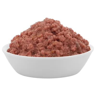 Castron cu hrană umedă pentru animale, roșie. Consistența arată carne tocată sau ingrediente similare.