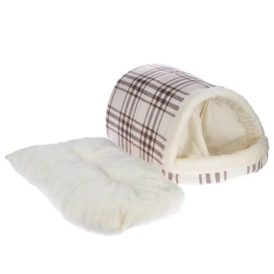 Tunnel pour animal en tissu à motif carreaux marron et blanc, intérieur crème, avec coussin amovible en fausse fourrure blanche visible à côté.