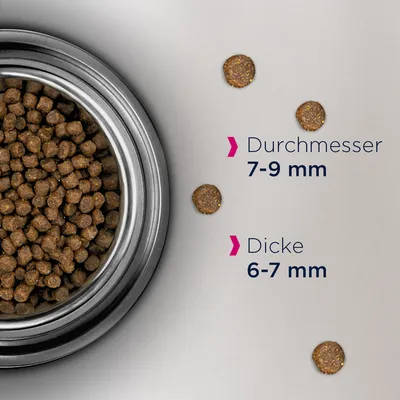 Trockenfutter mit Durchmesser von 7-9 mm und Dicke von 6-7 mm, dargestellt neben einer Schale mit Futterstücken.
