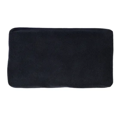 Coussin rectangulaire noir en tissu, sans motifs ni texte visible.