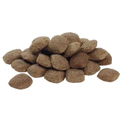Granule maro de hrană uscată pentru animale, formă rotunjită, prezentate pe fundal alb. Nu este vizibil niciun brand sau ambalaj.