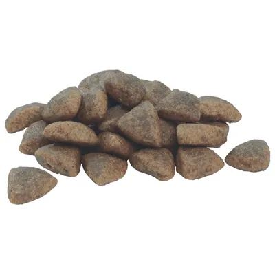 Купчина кафяви, триъгълни гранули суха храна за домашни любимци върху бял фон. Не се виждат марка или опаковка.