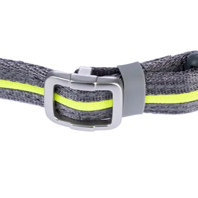 Collier pour animal en tissu gris avec boucle métallique et bande jaune fluo visible au centre.