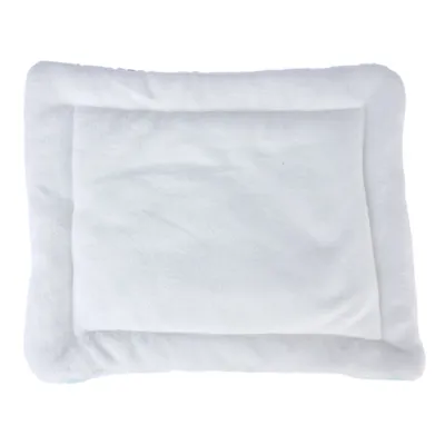 Tapis rectangulaire blanc en tissu, surface douce et bordure rembourrée, sans motifs ni marques visibles.