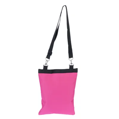 Bolso rosa con correa de hombro negra ajustable y mosquetones metálicos.