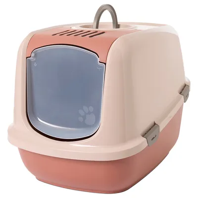 Gesloten kattentoilet met draaggreep, roze-witte kleur en halftransparante pendeldeur met pootafdrukmotief.
