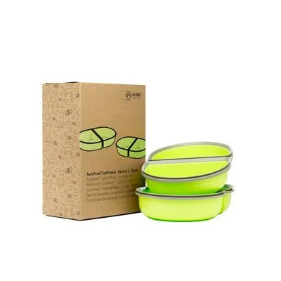 SureFeed Split Bowl set van 2, groene kunststof voerbakken met scheidingswand, verpakking en beide kommen zichtbaar.