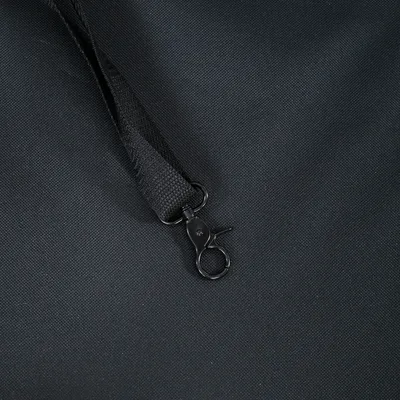 Schwarzer Karabinerhaken aus Metall an einem robusten schwarzen Stoffband.