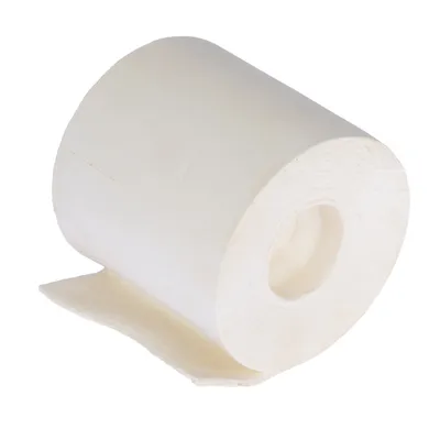 Bijela rola od čvrstog materijala, pogodna za razne primjene. Nema dodatnih vidljivih informacija.