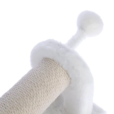 Kratzbaum mit Sisal-Seil und weissem Plüschbezug, inklusive Spielball an einer Plüschstange.