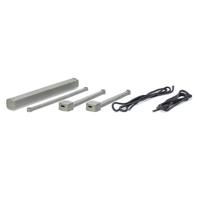 Set aus grauen Kunststoffteilen und schwarzen Kabeln, bestehend aus einem länglichen Element, zwei kürzeren Stützen und zwei Kabelbündeln.