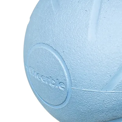 Cheerble Ball ve světle modré barvě se strukturovaným designem a vygravírovaným logem značky.