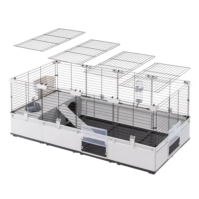 Kleintierkäfig mit Metallgitter, Kunststoffboden, integrierter Rampe und abnehmbaren Gitterabdeckungen. Seitliche Tür und Zubehör wie Futternapf sichtbar.
