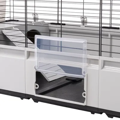 Kleintierkäfig mit Kunststofftür, Metallgitter und integrierter Rampe für einfachen Zugang. Innenbereich mit abgetrennten Ebenen sichtbar.